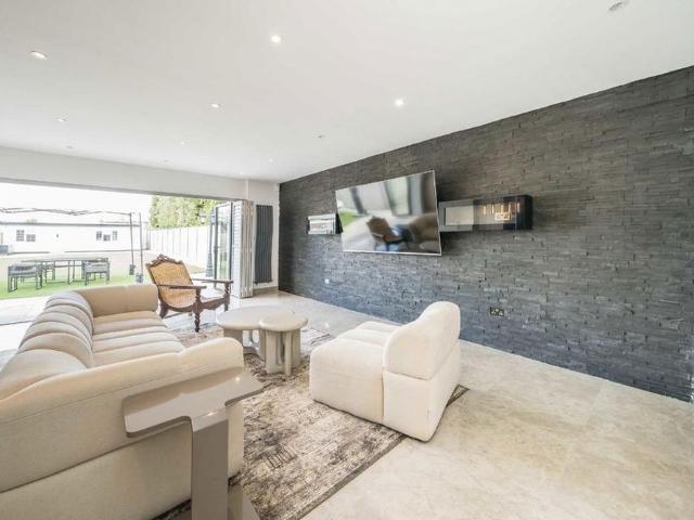 House for rent in Gould's Green, Greater London