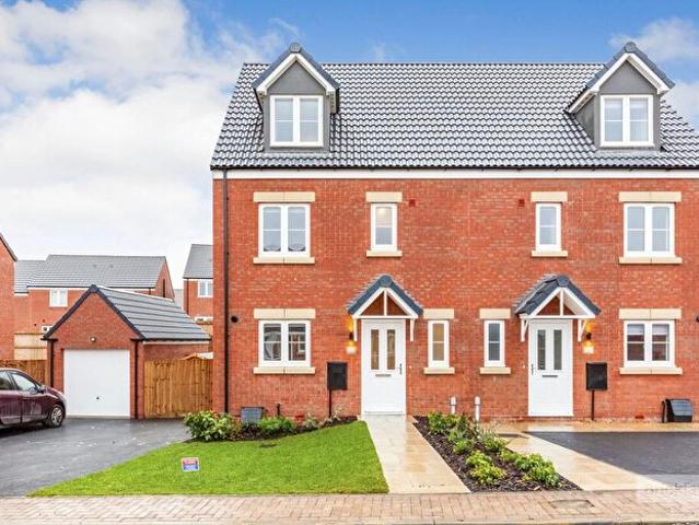 Apartment for rent in Priors Hall Park, Weldon