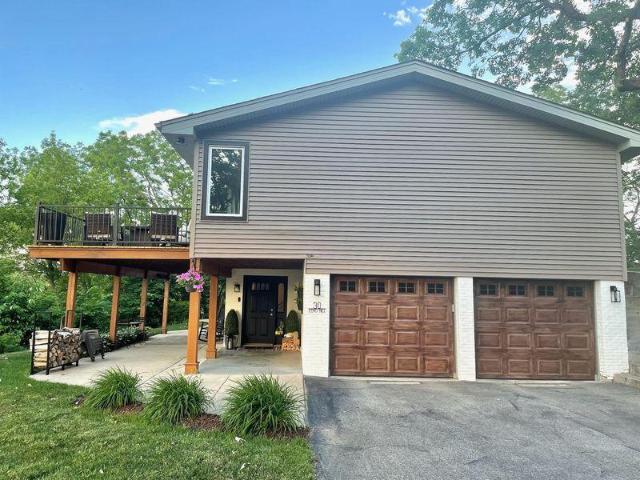 House for sale in Mchenry, Illinois