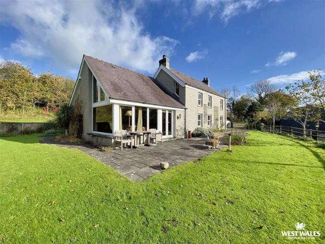 Farm for sale in Llangynin