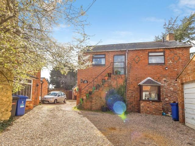 House for sale in Yardley Gobion, Northamptonshire