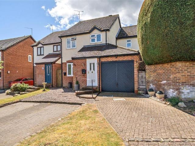 House for sale in Heol-las, Surrey