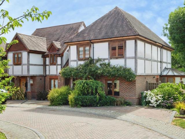 House for sale in Hurst Green, Heathlands