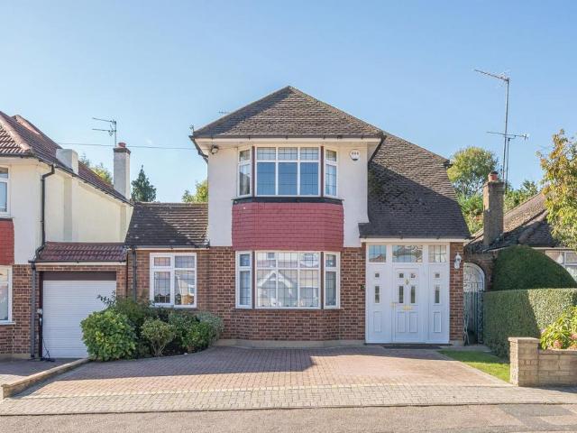 House for sale in Little Stanmore, Greater London