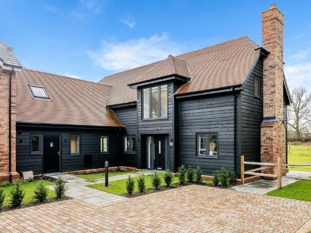 House for sale in Hillview, Surrey