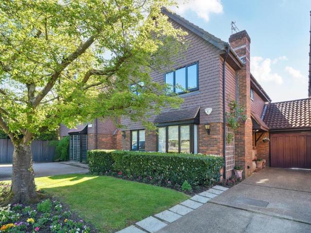 House for sale in Little Stanmore, Greater London