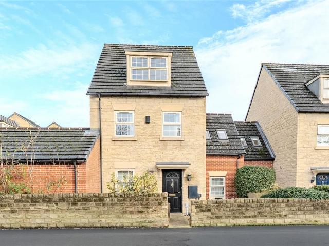House for sale in Tranmere Park, Guiseley