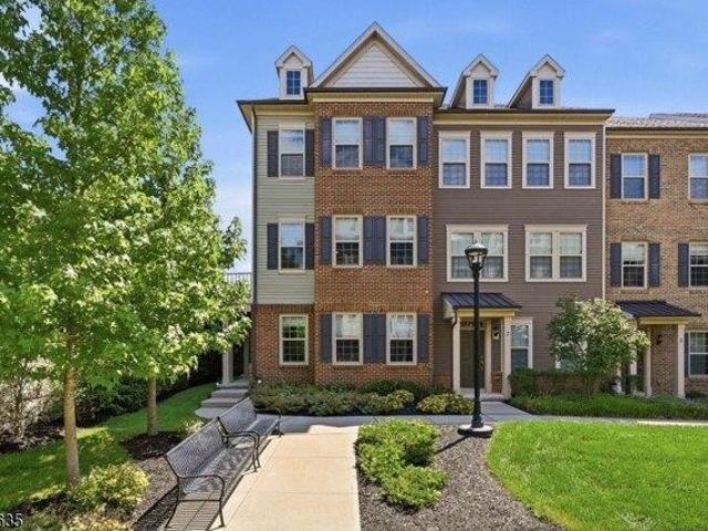 House for sale in Livingston Square, Livingston