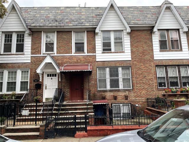 House for sale in Queens, Arverne