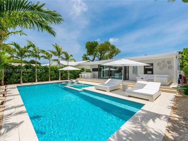 Detached House for rent in Surfside, Florida