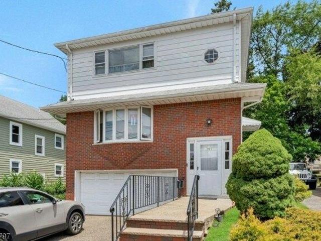 House for sale in Lyndhurst, New Jersey