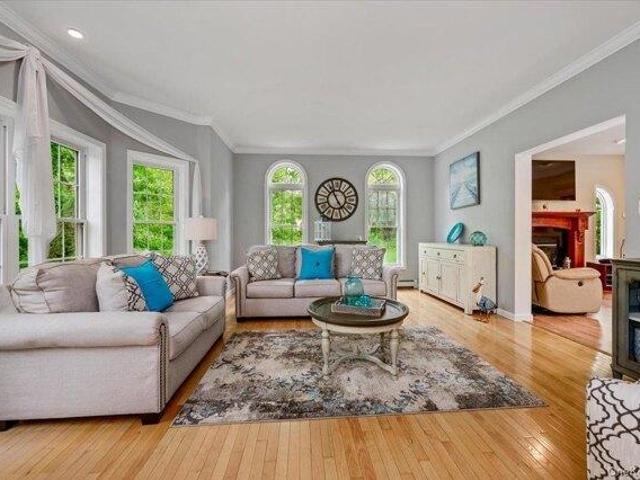 House for sale in Baldwin Place, New York