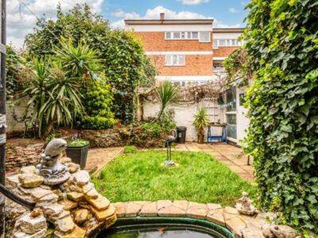Maisonette for sale in Haggerston, Greater London
