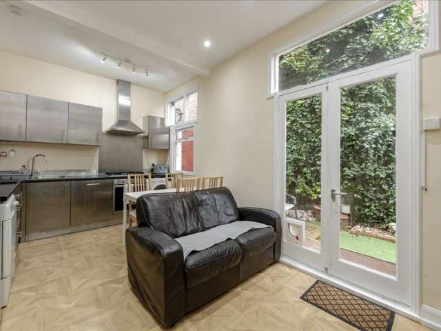 Maisonette for sale in Shepherd's Bush, Greater London