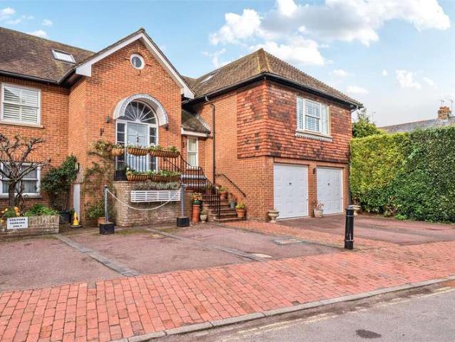 Maisonette for sale in Arundel, Clapham