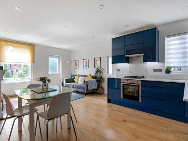 Maisonette for sale in Furzedown, Greater London