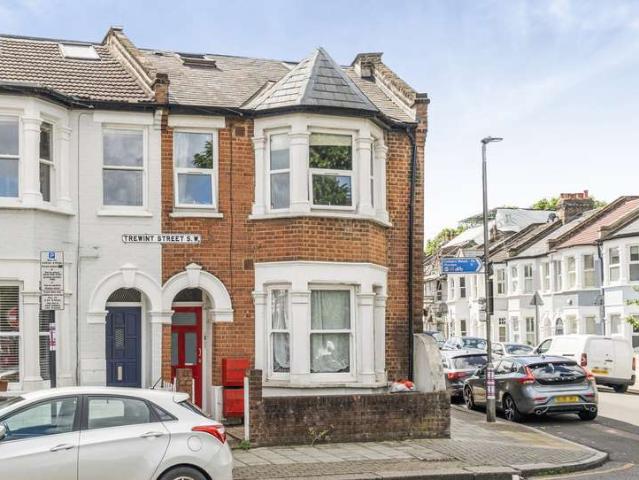 Maisonette for sale in Summerstown, Greater London