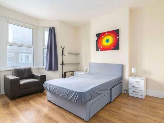 Maisonette for sale in London Borough of Hounslow, Osterley