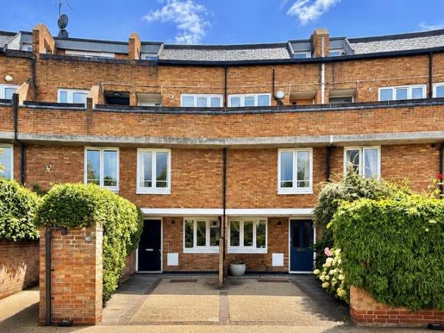 Maisonette for sale in Battersea, Greater London