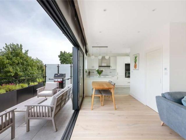 Maisonette for sale in Balham, Greater London