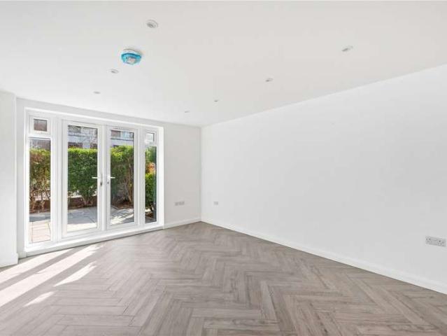 Maisonette for sale in Haggerston, Greater London