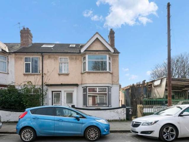 Maisonette for sale in London Borough of Ealing, Greater London