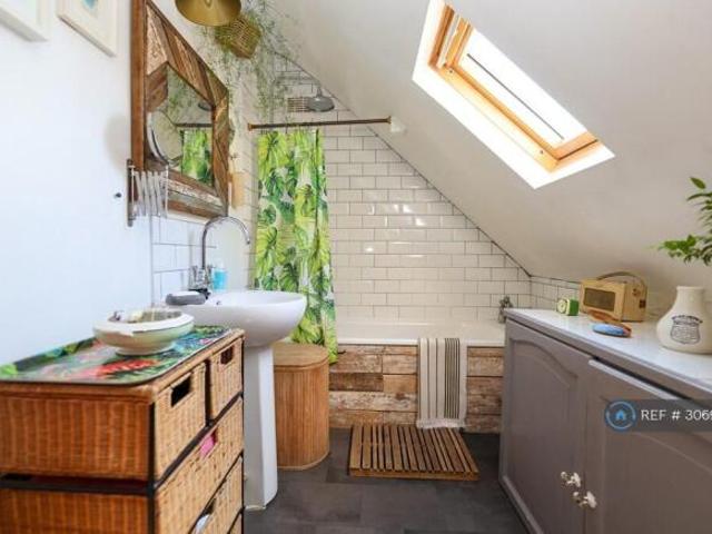 Maisonette for rent in Cat Hill, England