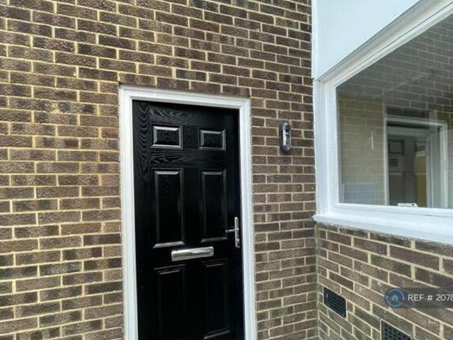 House for rent in Heol-las, Surrey