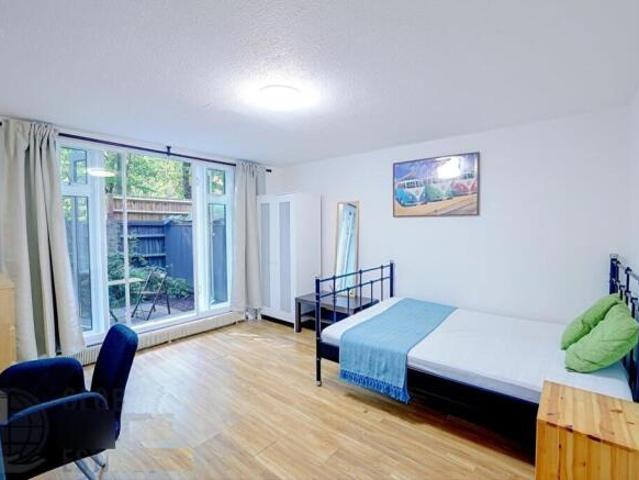 Maisonette for rent in Cat Hill