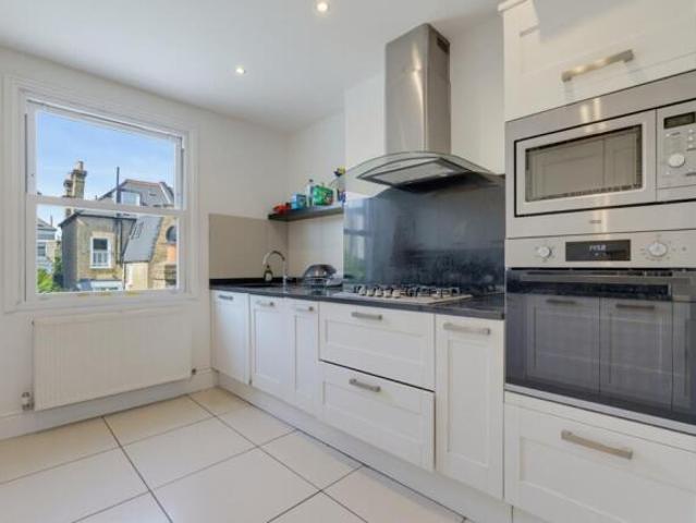 Maisonette for rent in Cat Hill