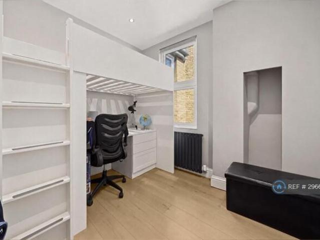 Maisonette for rent in Cat Hill