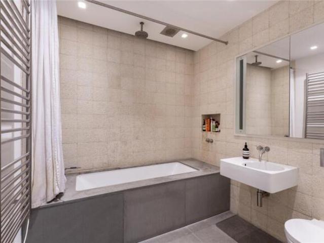 Maisonette for rent in Cat Hill