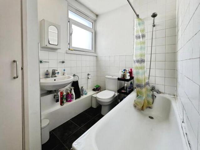 Maisonette for rent in Cat Hill
