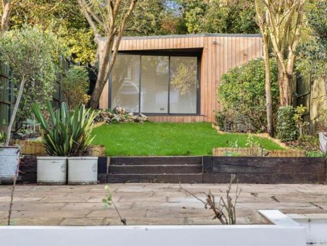 Maisonette for rent in Cat Hill