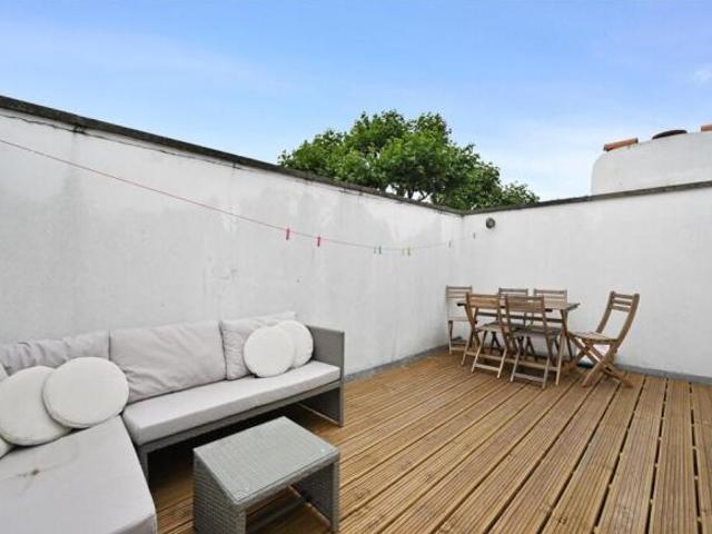 Maisonette for rent in Cat Hill