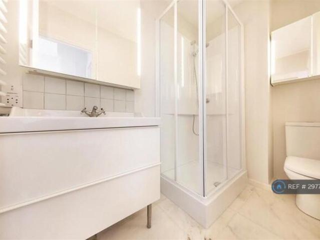 Maisonette for rent in Cat Hill