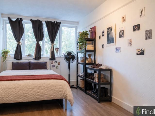 Maisonette for rent in Cat Hill, England