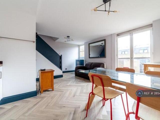 Maisonette for rent in Cat Hill
