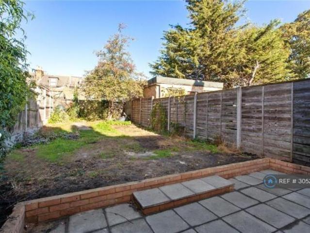 Maisonette for rent in Cat Hill