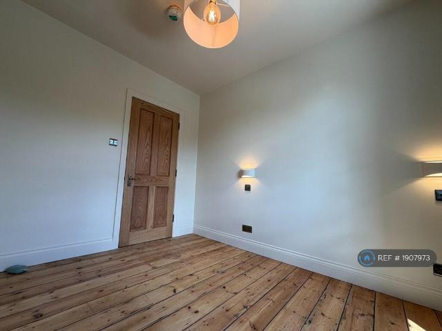 Maisonette for rent in Cat Hill