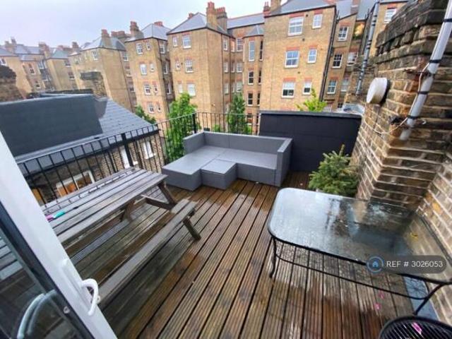 Maisonette for rent in Cat Hill