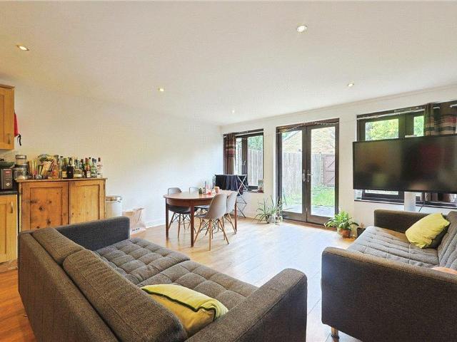 Flat for sale in Battersea, Greater London