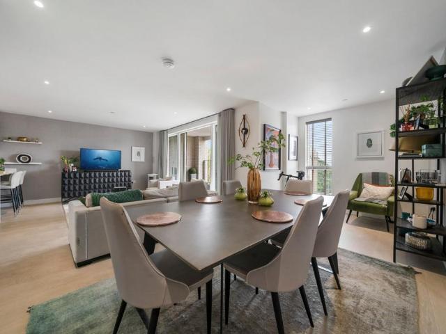 Flat for sale in Brondesbury, Greater London