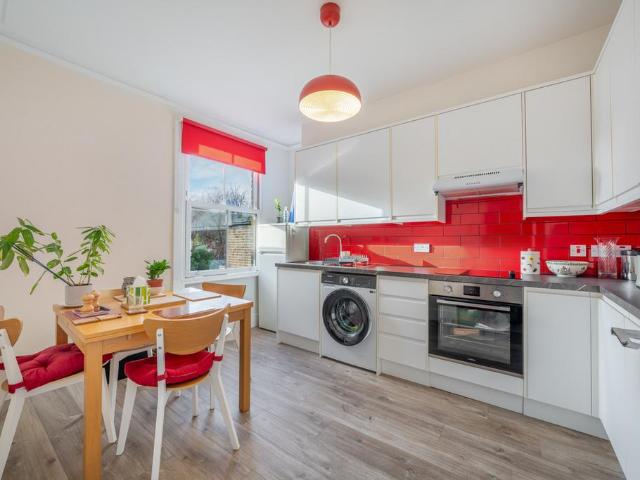 Flat for sale in Kilburn, Greater London