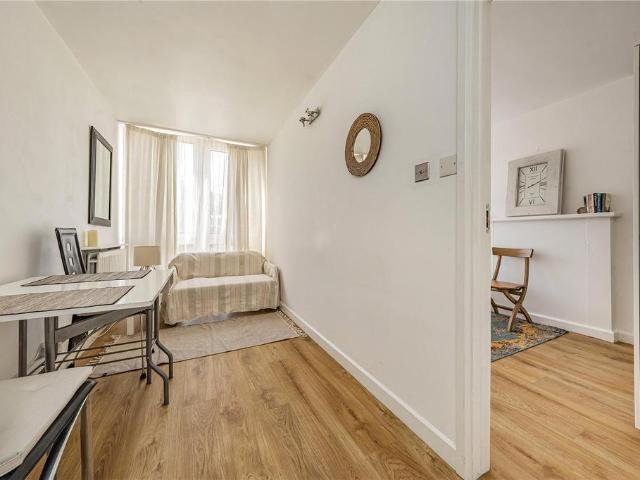 Flat for sale in Roehampton, Greater London