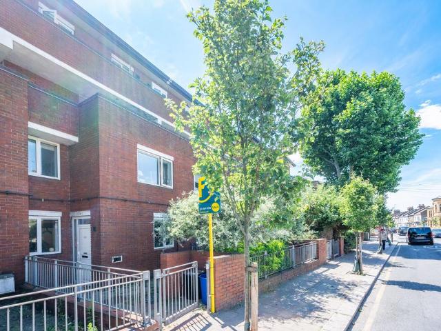 Flat for sale in Kensal Town, Greater London