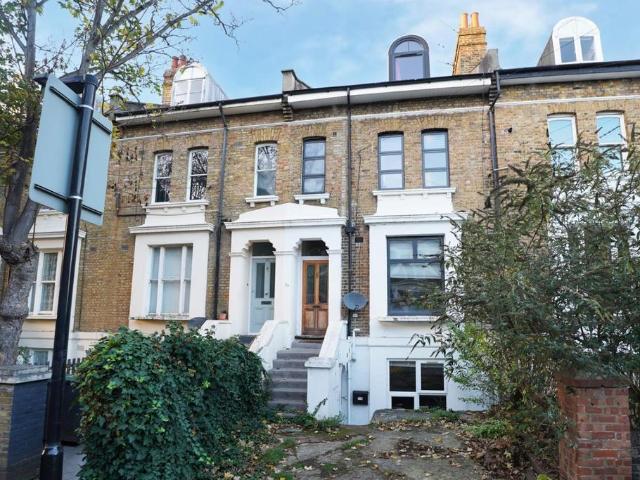 Flat for sale in London Borough of Lewisham, Ladywell