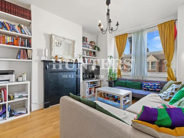 Flat for sale in Dollis Hill, Greater London