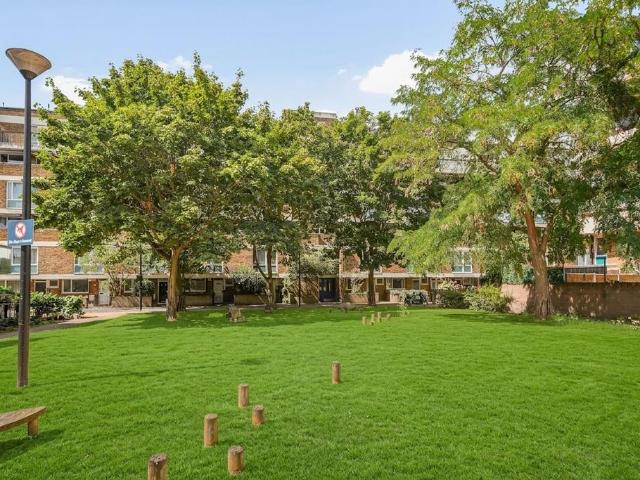 Flat for sale in Old Ford, Mile End