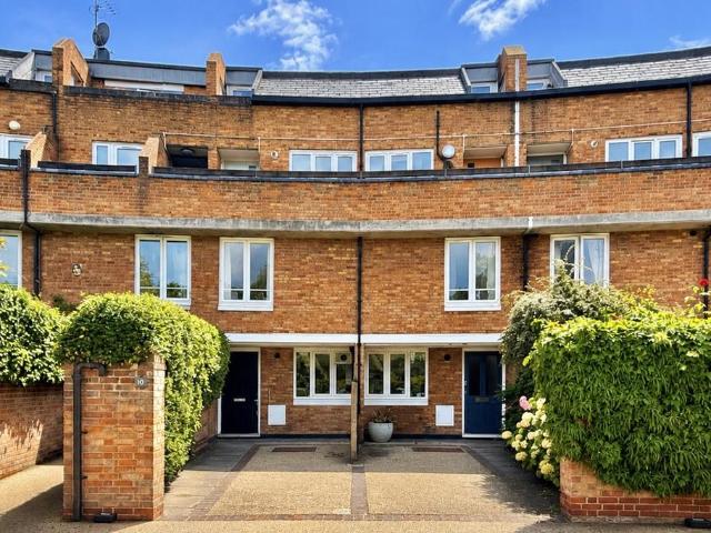 Flat for sale in Battersea, Greater London
